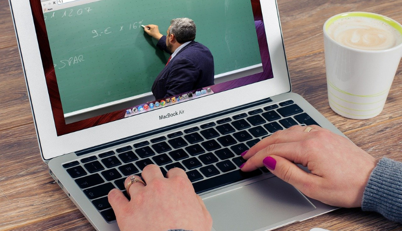 FGV lança trilha de cursos gratuitos para gestores escolares